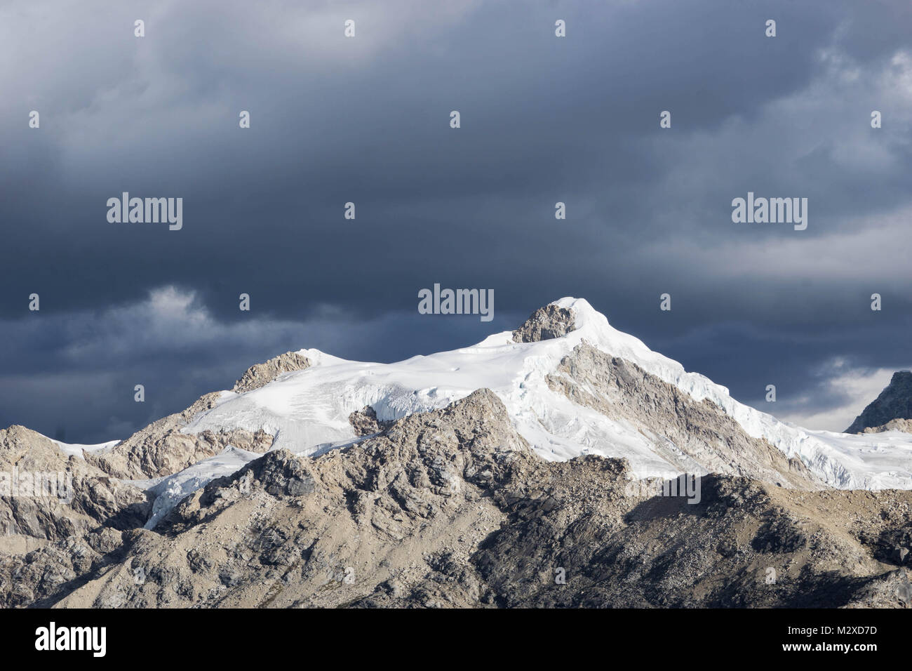 Nevado Ishinca pic de montagne dans la Cordillère Blanche du Pérou Banque D'Images