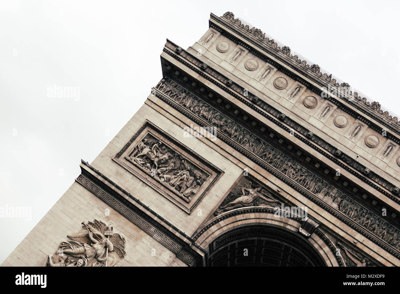 L'emblématique Arc de Triomphe dans un ciel bleu à Paris, France, Europe. Lieux touristiques célèbres en Europe. Ville européenne travel concept. Banque D'Images