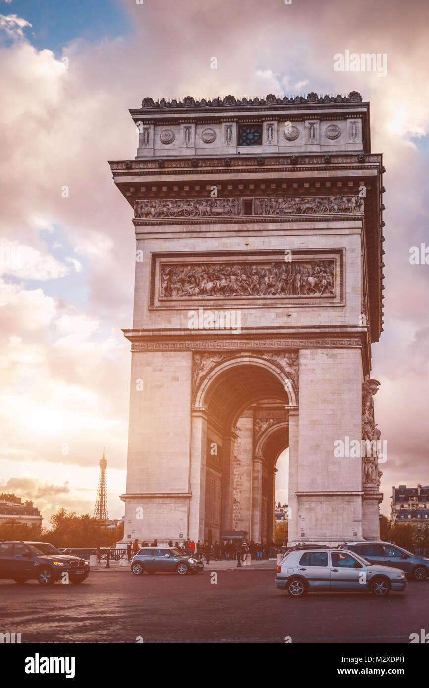 Paris, France - Nov 30, 2013 : l'emblématique Arc de Triomphe dans un ciel bleu à Paris, France, Europe. Lieux touristiques célèbres en Europe. Ville européenne Banque D'Images