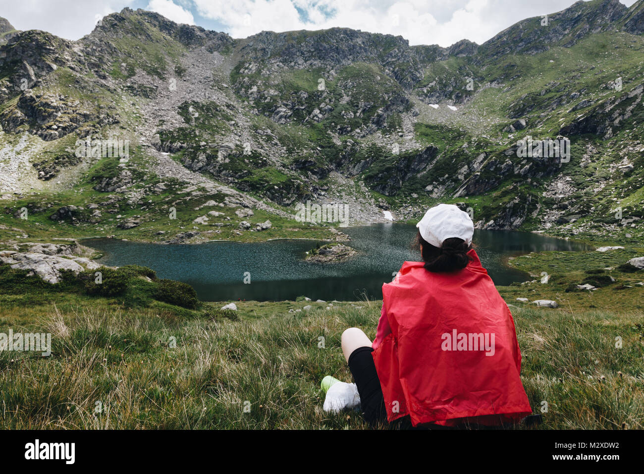 Fille de randonnée prendre le repos et la détente en face d'un lac de montagne à 2000 mètre du niveau de la mer. Italie Banque D'Images