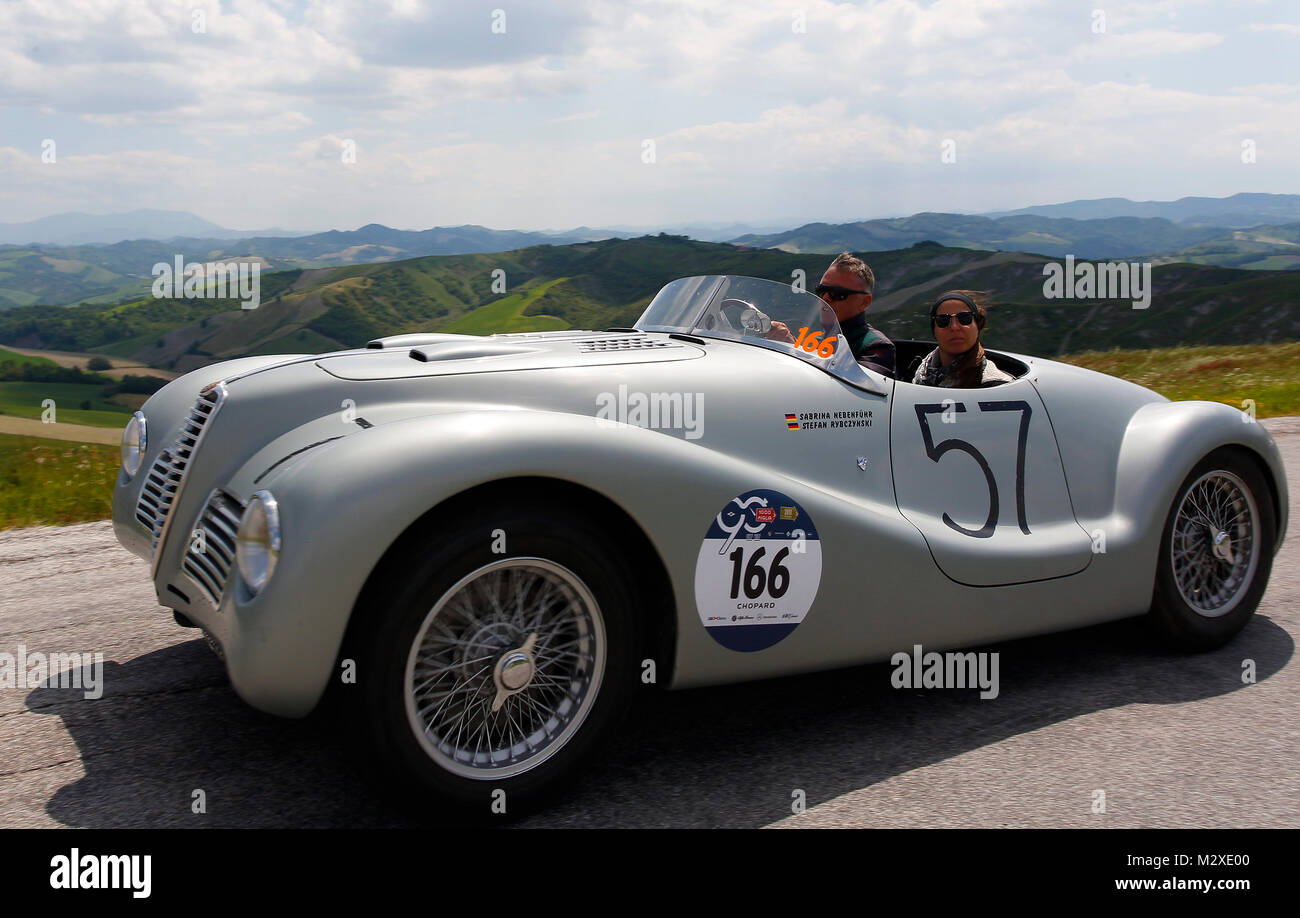 Paso del Furlo, Italie, 19th, mai 2017 ​. Équipage composé par Stefan Rybczynski Sabrina D Nebenfuehr avec leur voiture modèle d'ALFA ROMEO 6C 2500 SS CO SPIDER Banque D'Images