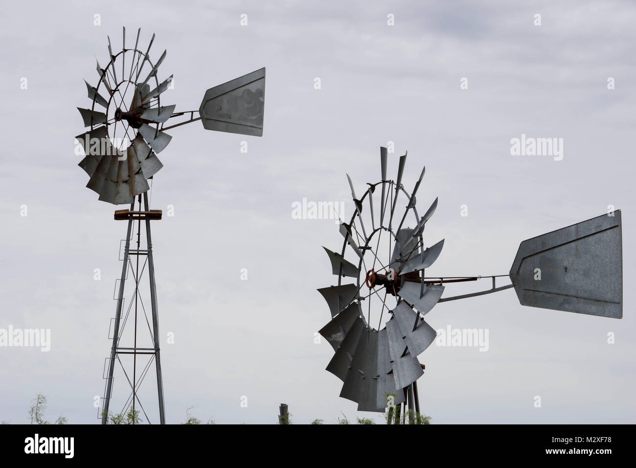 Moulins à vent traditionnels colorent des prairies sur les plaines du nord du Texas Banque D'Images