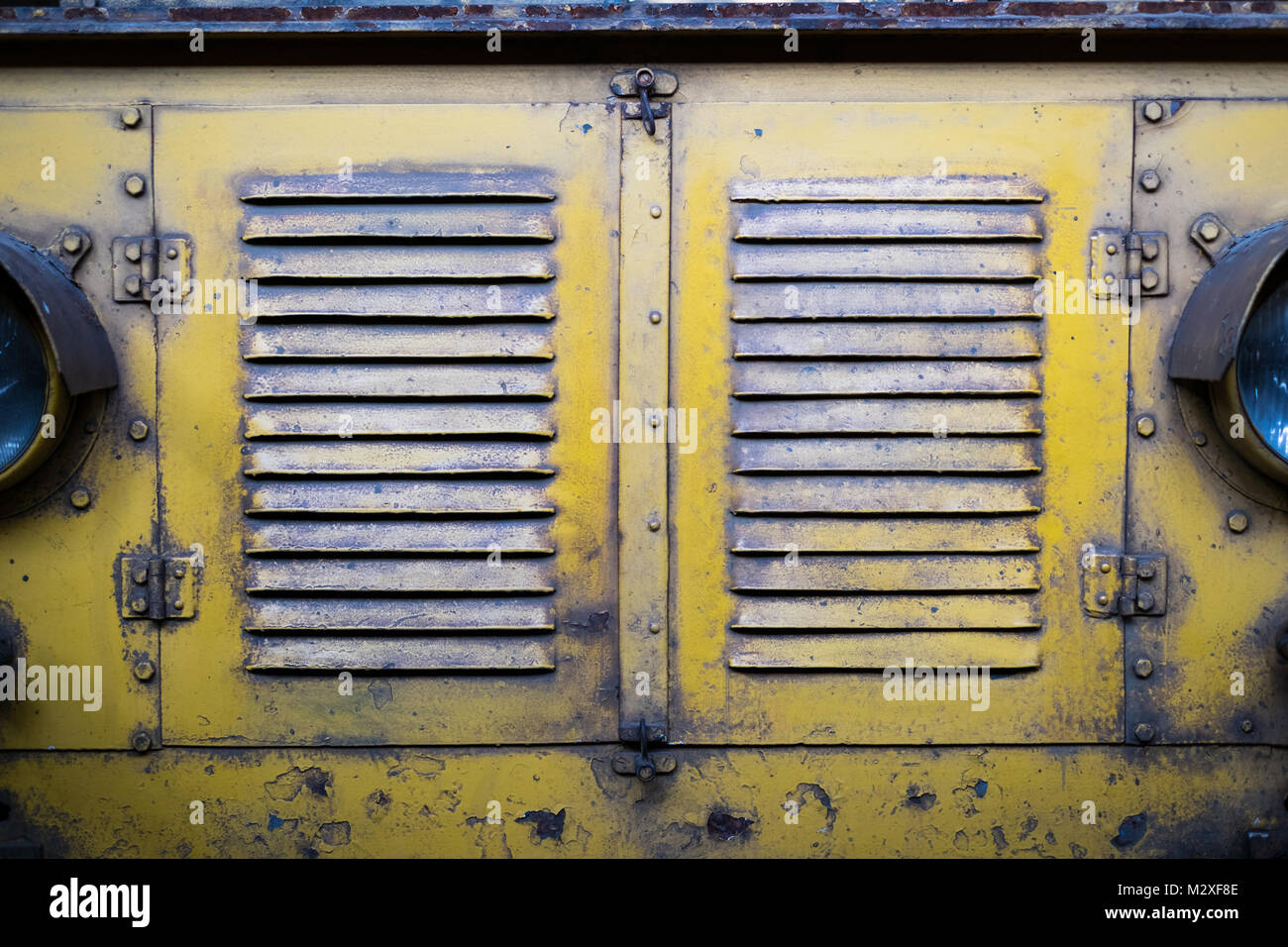 Les portes métalliques / grill avant d'une vieille locomotive de chemin de fer historique - Banque D'Images