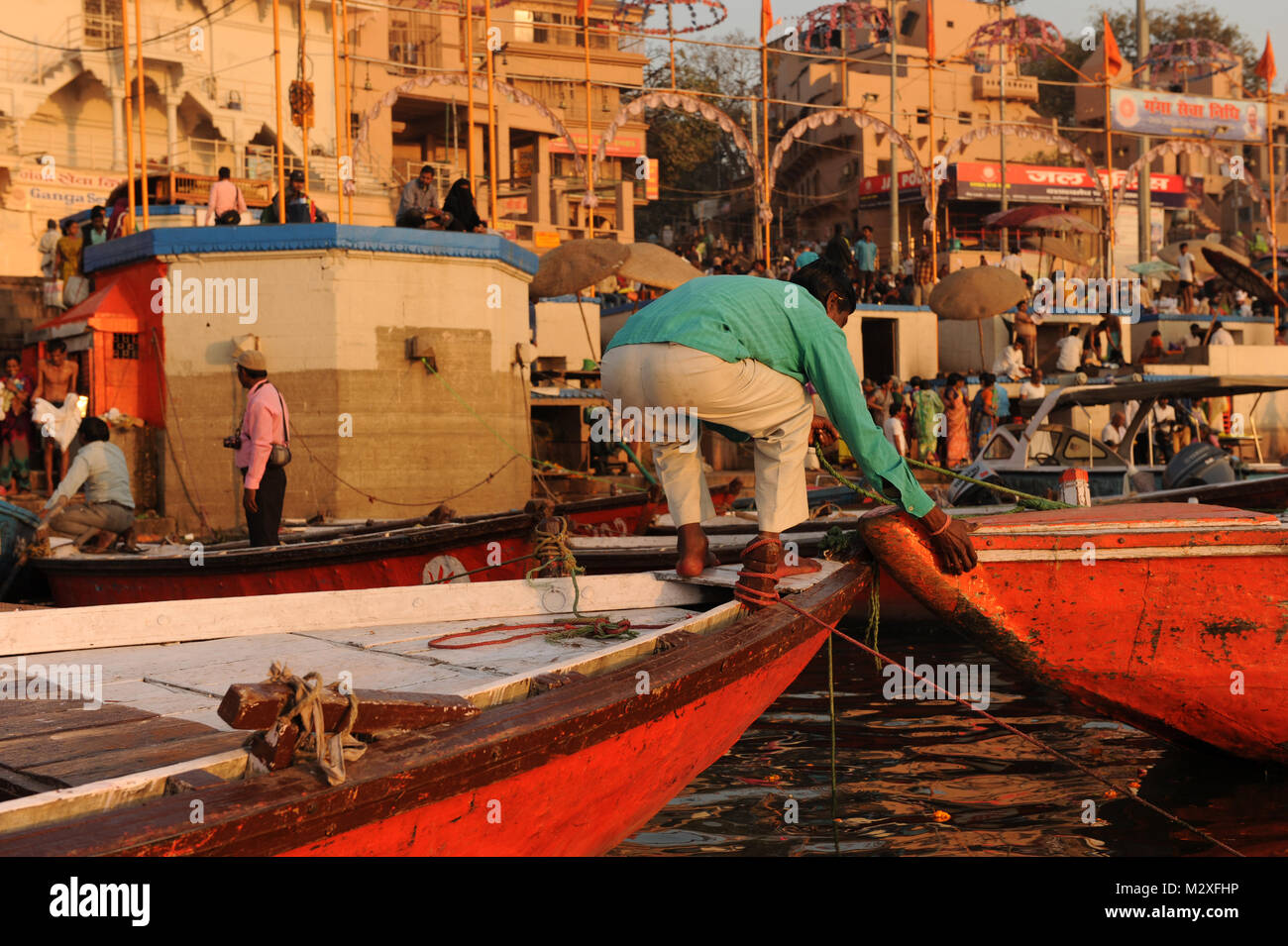 Batelier sur les rives du Gange à Varanasi, Inde Banque D'Images