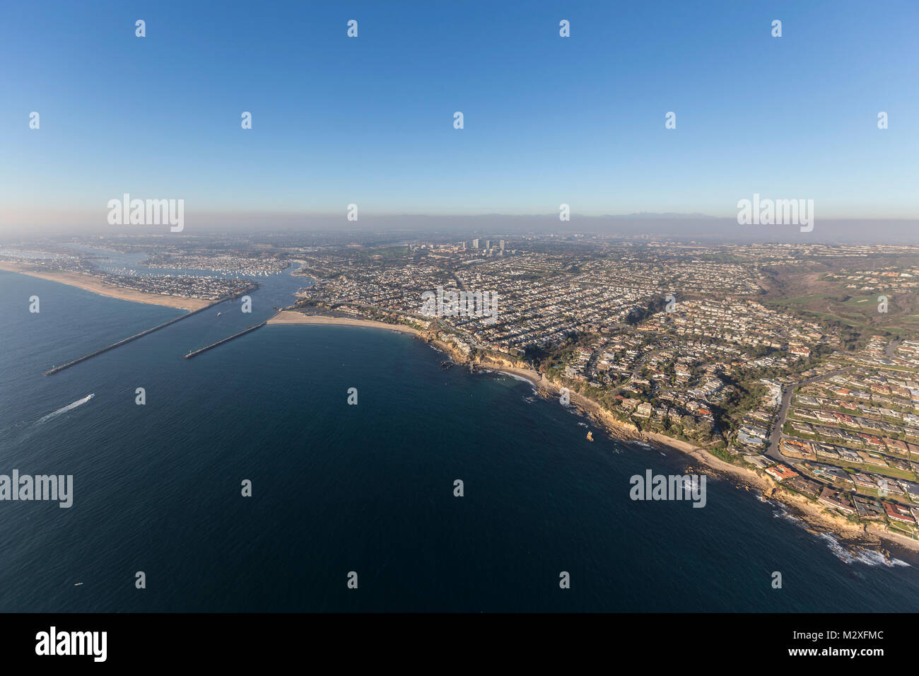 Vue aérienne de de Corona del Mar, Newport Beach et l'entrée de Balboa Bay sur la côte pittoresque de Orange County en Californie. Banque D'Images Vue aérienne de de Corona del Mar, Newport Beach et l'entrée de Balboa Bay sur la côte pittoresque de Orange County en Californie. Banque D'Images