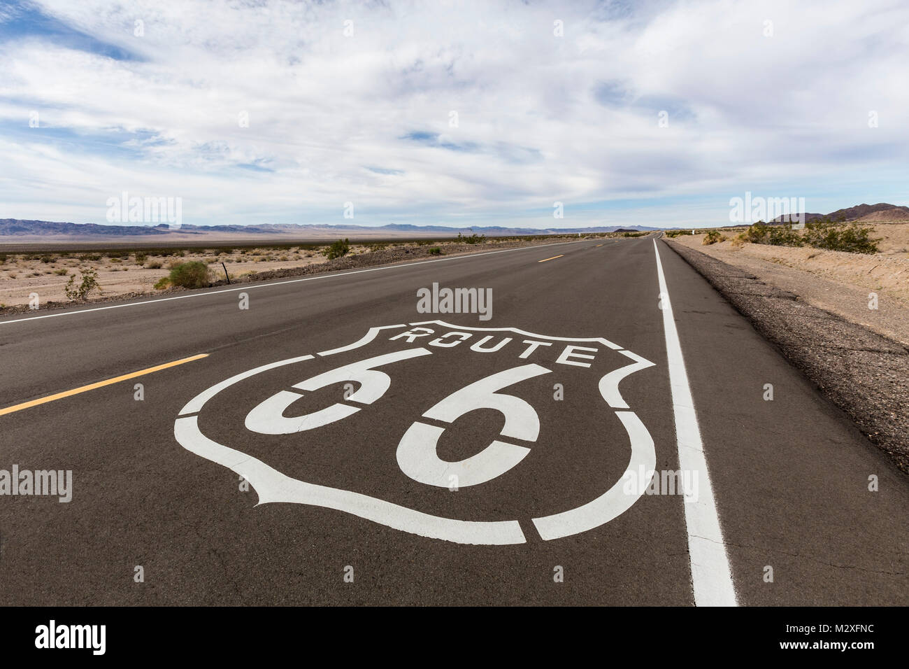 Panneau routier route 66 près de Amboy dans le désert de Mojave en Californie. Banque D'Images