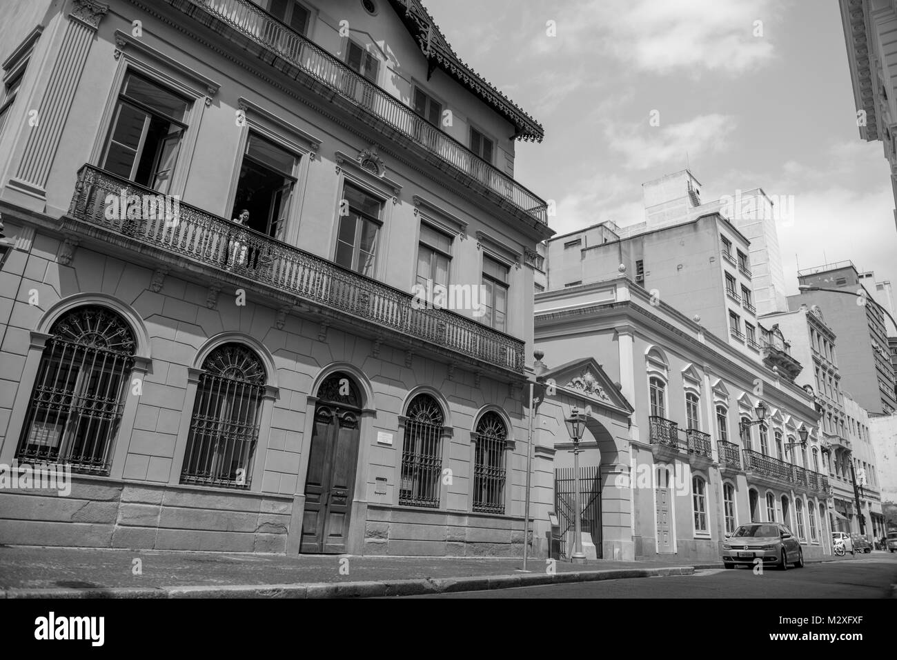 SAO PAULO, BRÉSIL - Octobre 17, 2015 : Noir et blanc photo d'anciens bâtiments au cours de journée ensoleillée dans la zone centrale de Sao Paulo, Brésil. Banque D'Images