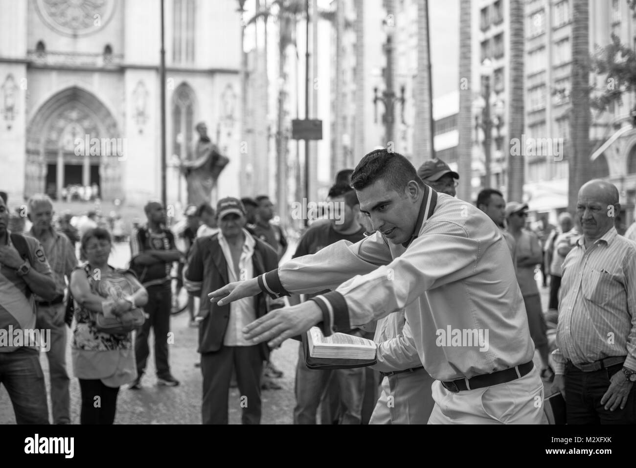 SAO PAULO, BRÉSIL - Octobre 17, 2015 : Noir et blanc photo de prières chrétiens brésilien à se square à Sao Paulo, Brésil. Banque D'Images