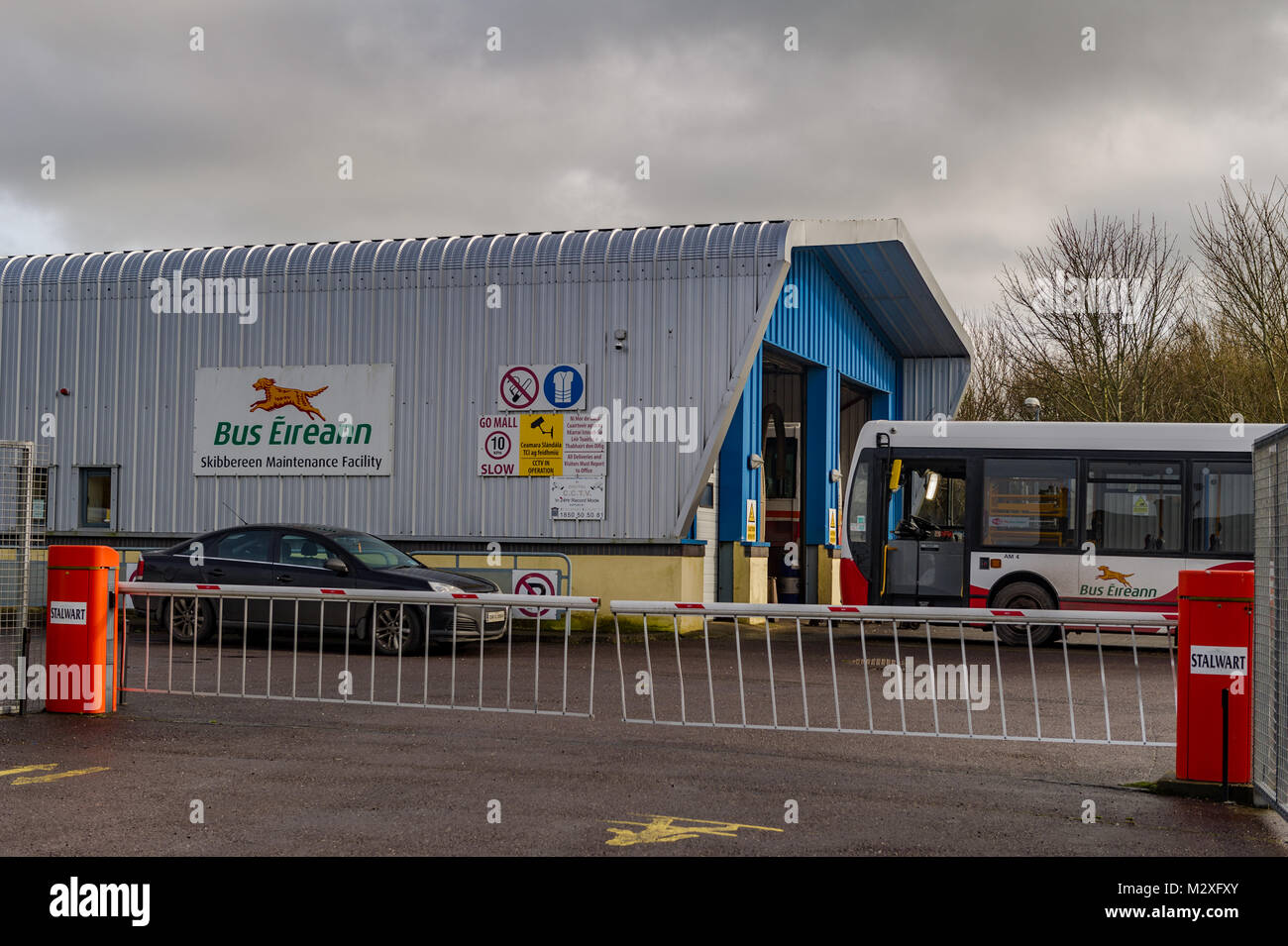 Bus Eireann (Irish national bus company), l'Installation de maintenance de Skibbereen Skibbereen, comté de Cork, Irlande avec copie espace. Banque D'Images