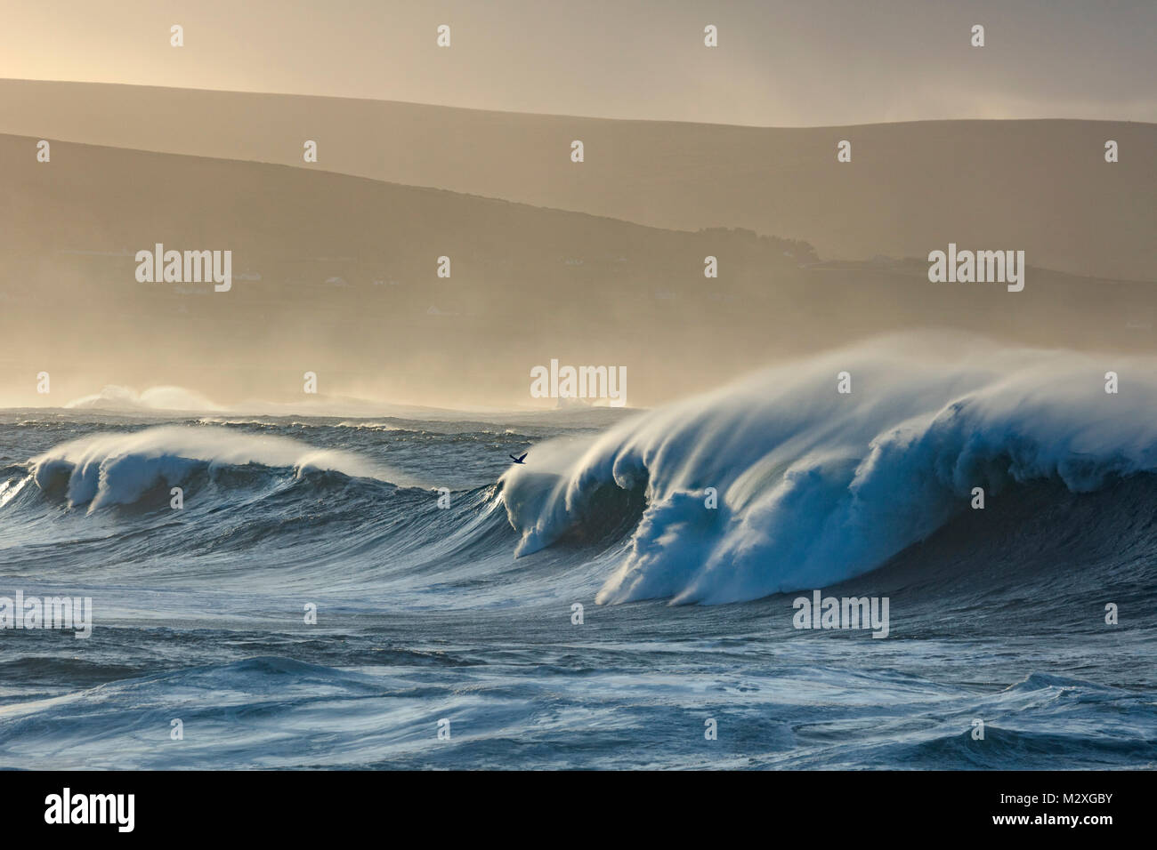 Tempête atlantique vagues près de Ballycastle, Comté de Mayo, Irlande. Banque D'Images