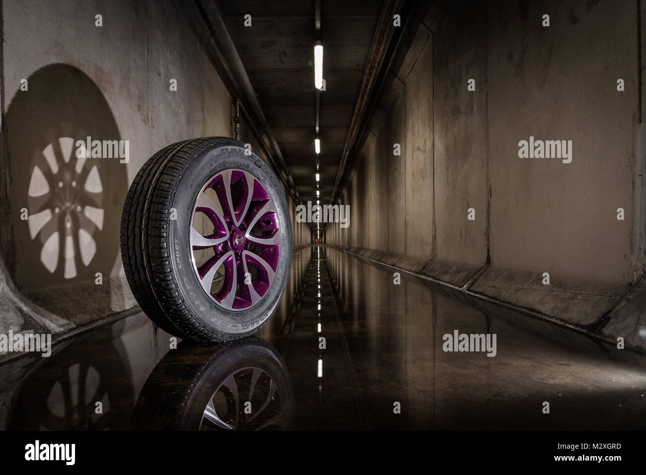 Nissan Juke purple roue avec pneu Bridgestone dans un tunnel faiblement éclairé Banque D'Images