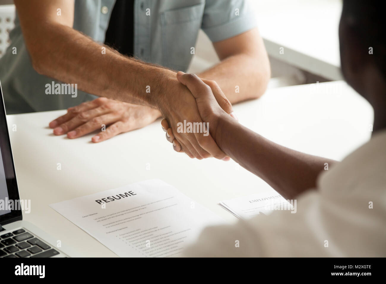 Poignée de main d'emploi ou de faire bonne impression à intervie Banque D'Images