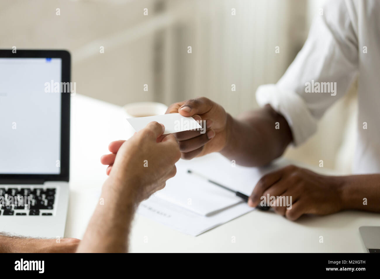 African-american businessman portrait carte de visite à p Banque D'Images