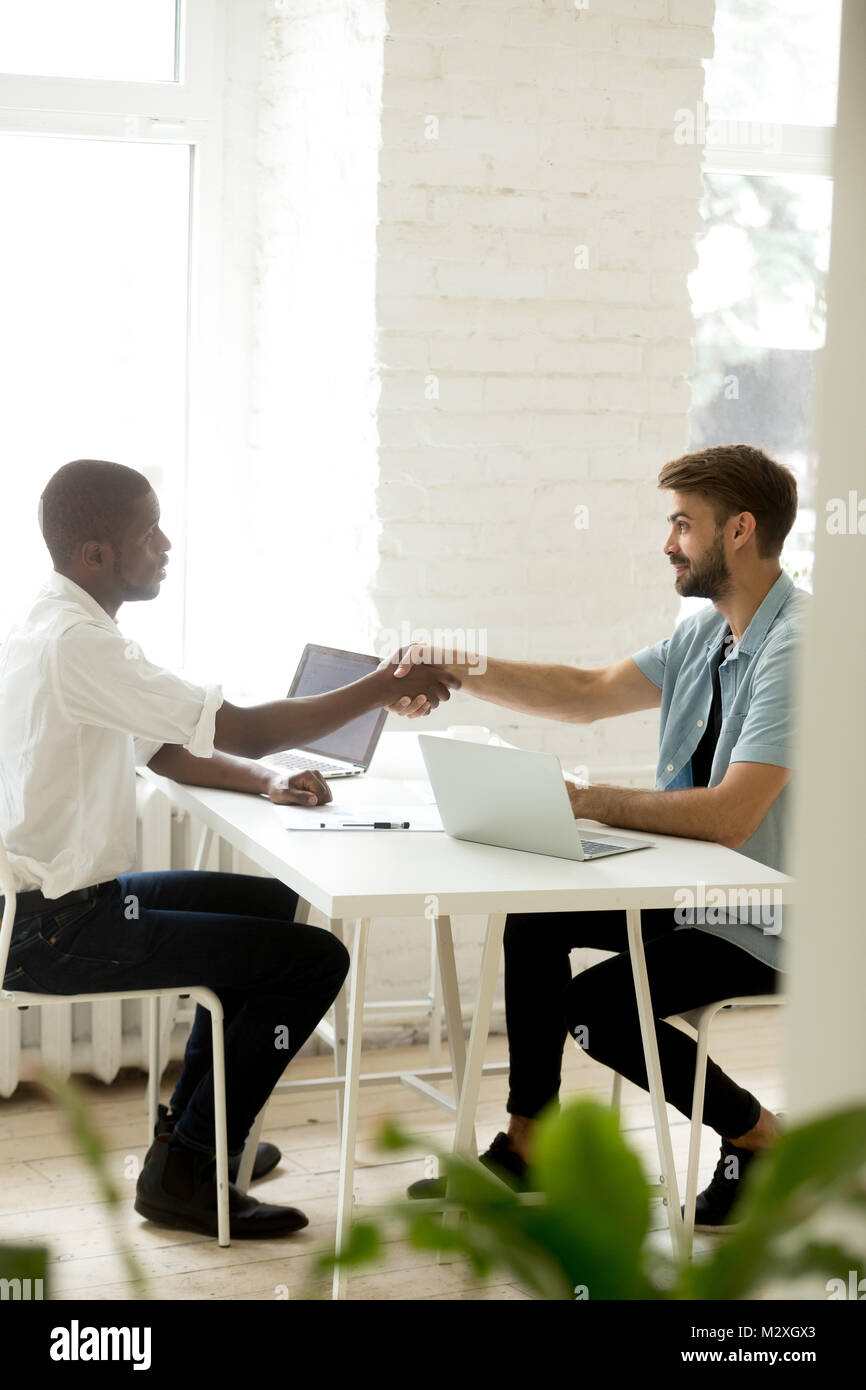 Poignée de multiraciale, African and Caucasian partenaires shaking ha Banque D'Images