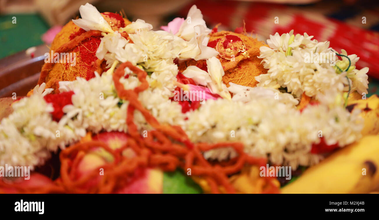 Gros plan, mariage indien Mangal Sutra de fleurs en Inde du Sud cérémonie de mariage Banque D'Images