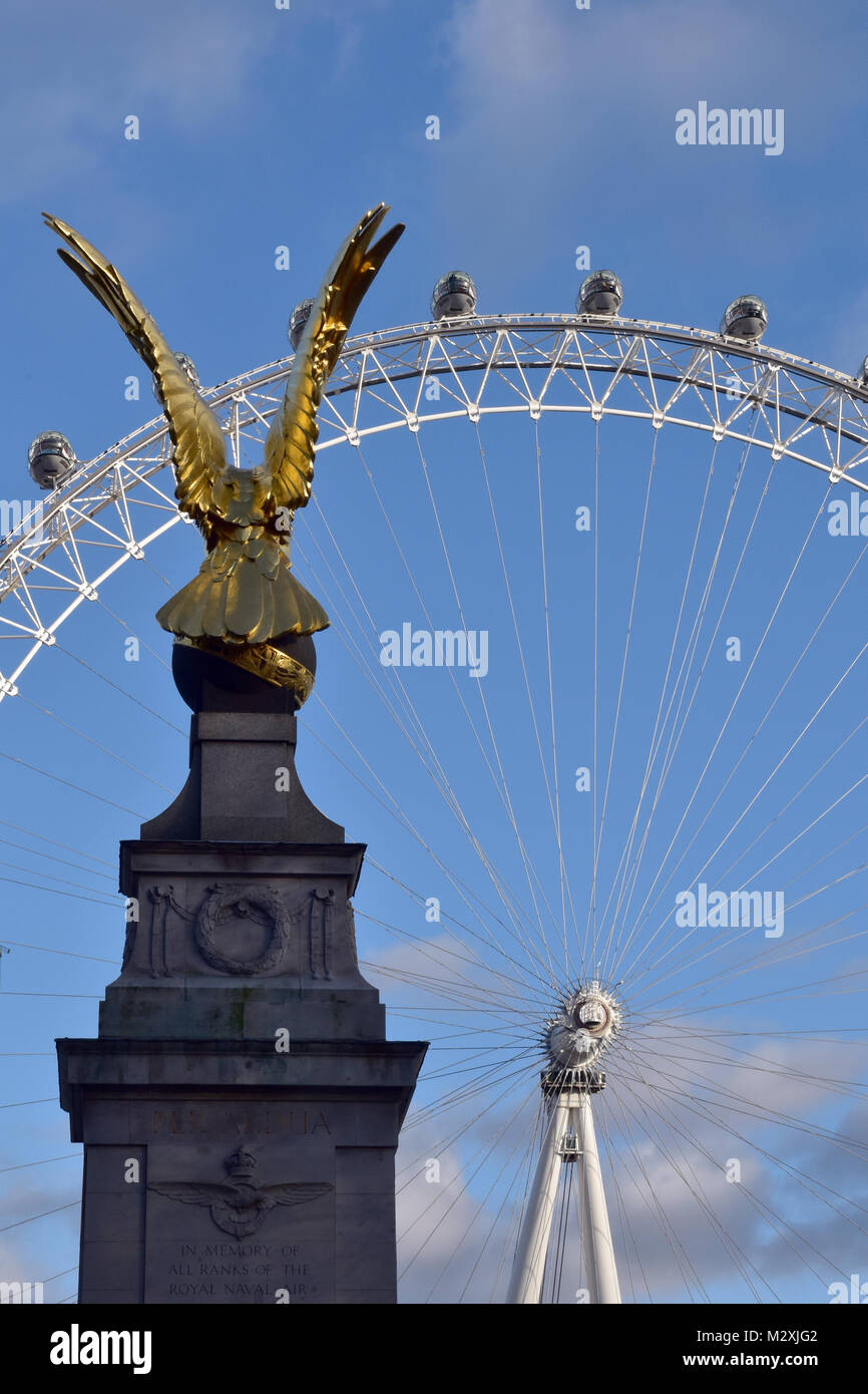 La RAF monument de guerre à la Royal Air Force sur la rive nord de la Tamise près de Whitehall et Horse Guards, au centre de Londres. l'égard des monuments commémoratifs de guerre. Banque D'Images