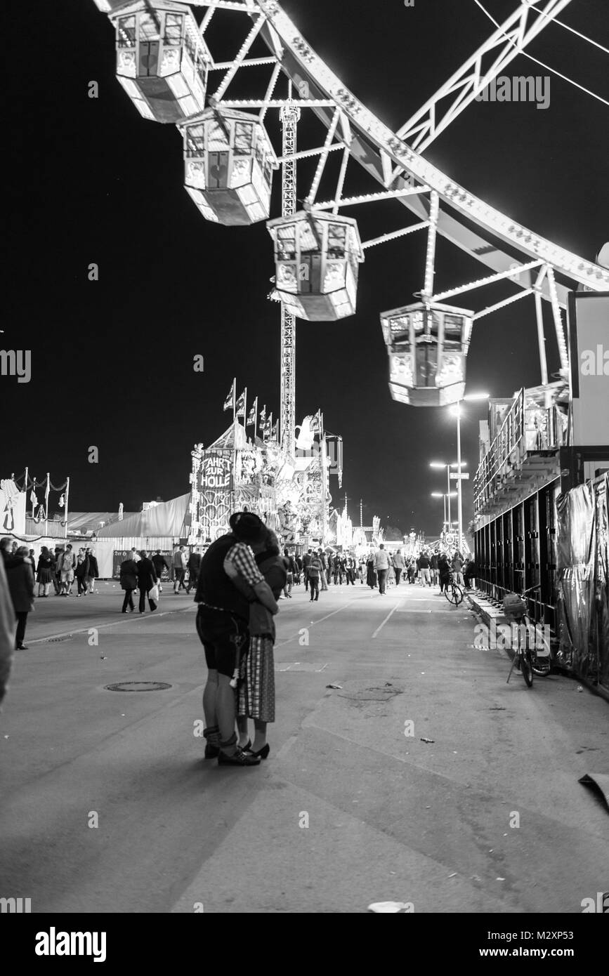 Couple, embrasser, baiser, nuit, l'Oktoberfest de Munich, b/w Banque D'Images