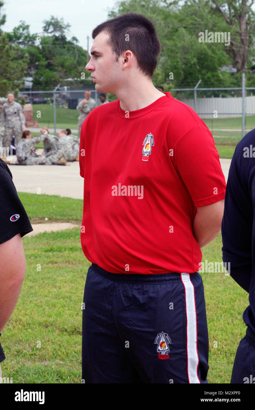 Pvt. Scott Bowen, de Moore, Oklahoma, membre de l'Alabama Army National Guard Recruter Sustainment Programme, s'élève en formation au cours d'une séance de formation à l'occasion week-end 90e à Oklahoma City Commande de troupes.Bowen va bientôt être formé comme ingénieur de combat après qu'il termine l'entraînement de base. Dans le cadre de cette formation le du Programme de soutien de recruter des compétences militaires de base enseigne chaque recrue a besoin tout en les préparant à affronter les rigueurs de l'entraînement militaire. Pvt. Scott Bowen de Moore par la Garde nationale de l'Oklahoma Banque D'Images