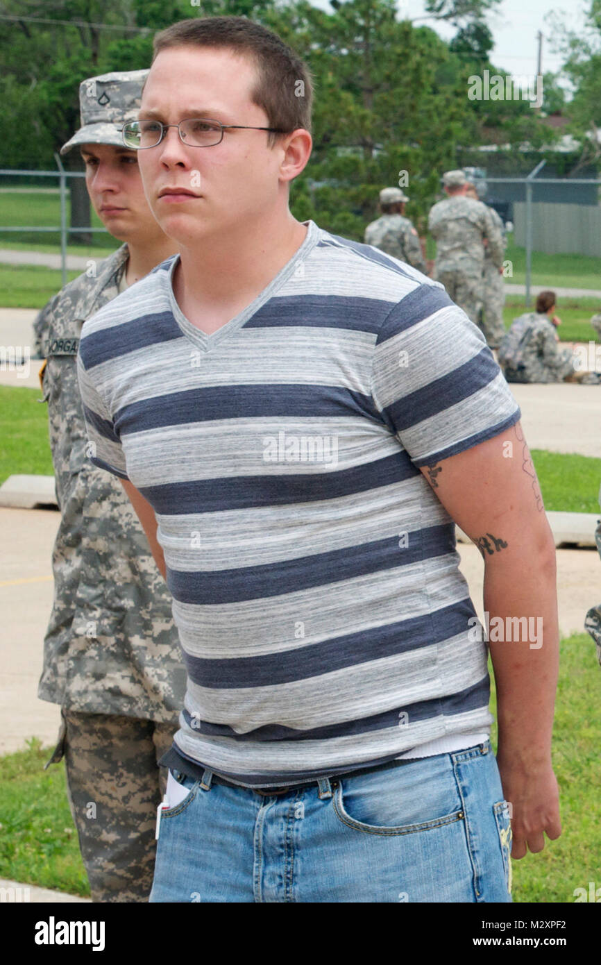 Pvt. Kelly, Brandon de Moore, Oklahoma, membre de l'Alabama Army National Guard Recruter Sustainment Programme, s'élève en formation au cours d'une séance de formation à l'occasion week-end 90e à Oklahoma City Commande de troupes.Kelly va bientôt être formé comme technicien en électronique d'aviation, après qu'il termine l'entraînement de base. Dans le cadre de cette formation le du Programme de soutien de recruter des compétences militaires de base enseigne chaque recrue a besoin tout en les préparant à affronter les rigueurs de l'entraînement militaire. Pvt. Brandon Kelly de Moore par la Garde nationale de l'Oklahoma Banque D'Images