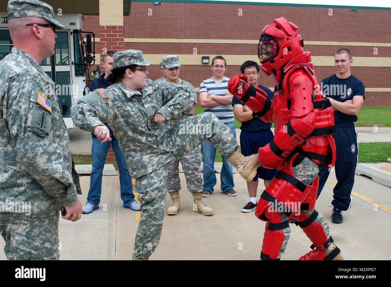 Pvt. Caylah Jacox, d'Edmond, Oklahoma, membre de l'Alabama Army National Guard recruter, du Programme de soutien de l'Armée de trains sur combatives pendant un week-end 90e séance de formation à la commande des troupes à Oklahoma City.Jacox va bientôt être formé comme technicien administratif après qu'elle termine l'entraînement de base. Dans le cadre de cette formation le du Programme de soutien de recruter des compétences militaires de base enseigne chaque recrue a besoin tout en les préparant à affronter les rigueurs de l'entraînement militaire. Pvt. Jacox Caylah d'Edmond par la Garde nationale de l'Oklahoma Banque D'Images