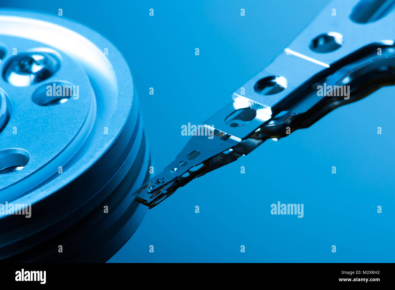 Close up à l'intérieur du disque dur. Détail de l'écriture/lecture sur acuator la tête et bras axe. Libre de droit. Banque D'Images