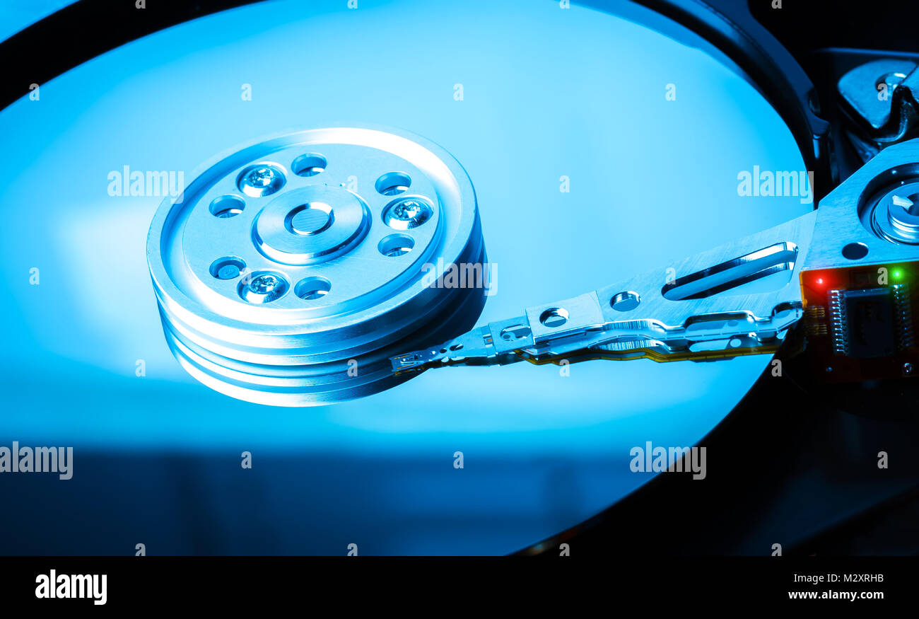 Close up à l'intérieur du disque dur. Détail de l'écriture/lecture sur acuator la tête et bras axe. Libre de droit. Banque D'Images