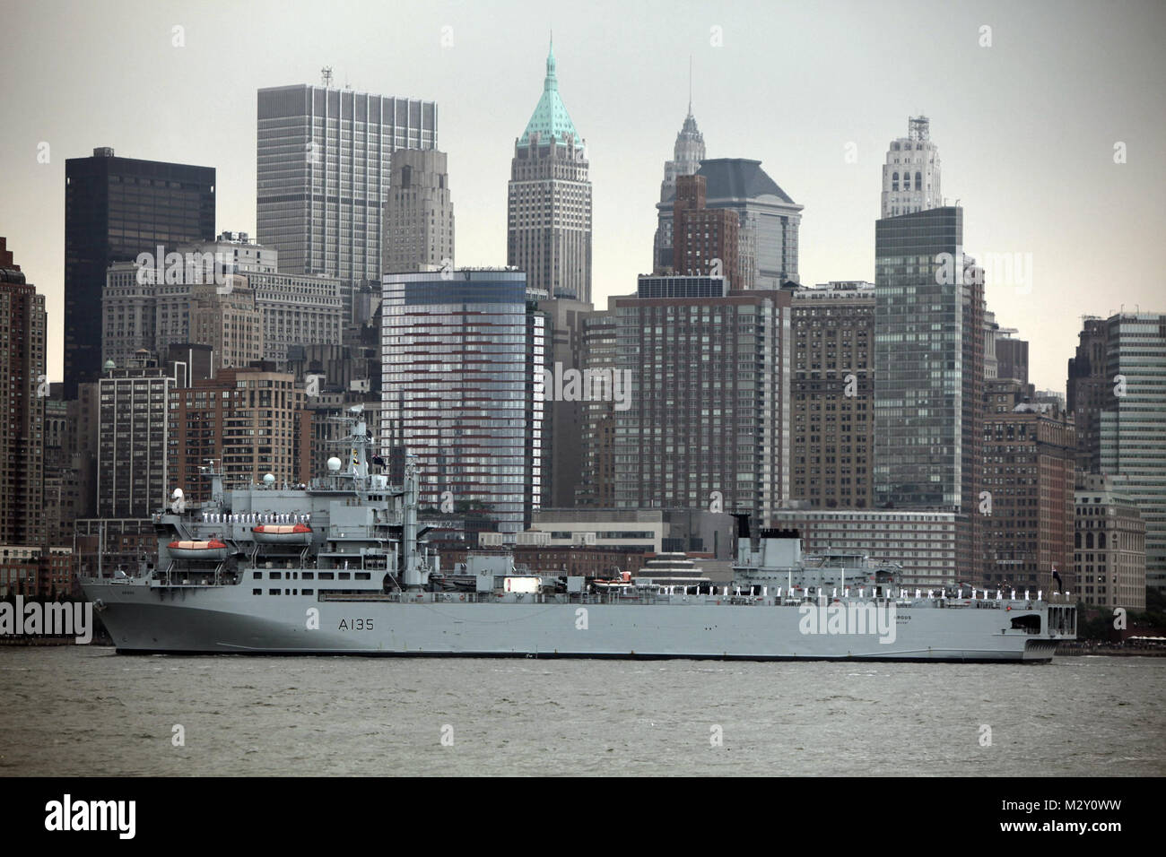 Les marins à bord de l'Argus de demandes, une partie de la Marine royale, entrez le port de New York pendant la parade de bateaux sur le premier jour de la Fleet Week New York, 23 mai 2012. Pendant le défilé des navires, 23 grands voiliers et navires de la Statue de la liberté, au-delà du site du World Trade Center à Manhattan, côté ouest. Marines et gardes s'abattront sur la ville pour célébrer le 25e semaine de la flotte de New York, qui a lieu le 23 mai - 30. La Semaine de la flotte a été New York City's célébration de la mer services depuis 1984. C'est une occasion unique pour les citoyens de New York et l'surrou Banque D'Images