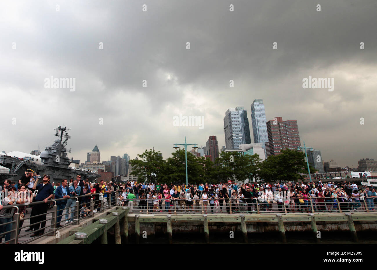 NEW YORK - Des centaines de New Yorkais foule Pier 92 dans Manahattan à regarder le défilé des bateaux dans le port de New York, le 23 mai, au cours de la Fleet Week New York 2012. Les Marines de la masse d'air maritime spécial New York Groupe de travail font partie d'environ 3 000 marins, marines et gardes côte, célèbre le 25e semaine de la flotte grâce à New York le 30 mai. La Semaine de la flotte a été New York City's célébration de la mer services depuis 1984. C'est une occasion unique pour les citoyens de New York et la région des trois états pour répondre marins, marines et gardes côte, ainsi que de voir directement les Banque D'Images