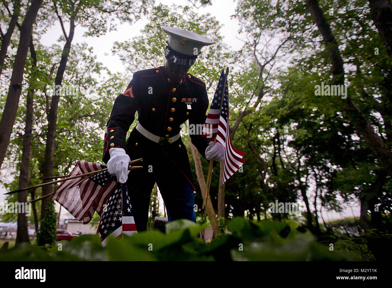 Lance le Cpl. Idrees Ducs met un drapeau américain dans les sépultures de soldats morts enterrés au cimetière du lac, Staten Island, le 25 mai. Il y a un jour commémoratif de l'événement annuel ici pour se souvenir de soldats tués au combat. Il y a des soldats enterrés ici des batailles datant de la guerre civile. Dukes est un fantassin, chef d'équipe et de Newark, N.J., les autochtones. Il fait partie de la masse d'air maritime spécial Groupe de travail New York, embarquée à bord de l'USS Wasp durant la Fleet Week de New York 2012. La Semaine de la flotte a été New York City's célébration de la mer services depuis 1984. C'est une occasion unique pour les citoyens Banque D'Images