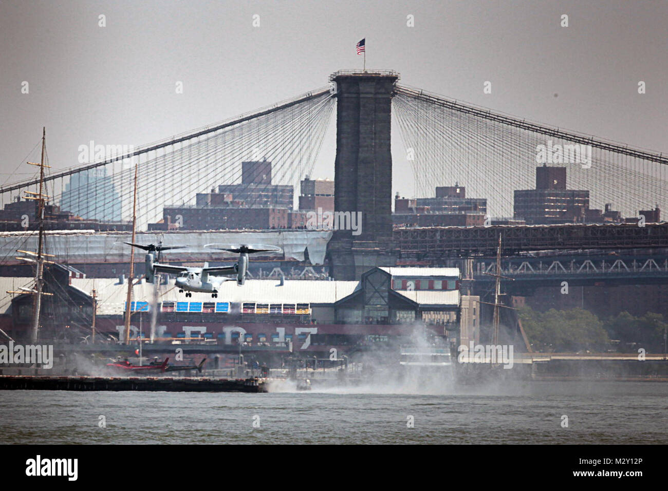 Un V-22 Osprey terres dans Manhattan, près du pont de Brooklyn pour transporter des Marines à Coney Island pour une démonstration de raid. Le raid est une partie de plusieurs activités menées au cours de la Fleet Week à New York. La Fleet Week est l'occasion pour les Marines, les marins et les gardes côtes de montrer aux gens de New York qui le milieu marin, de la Marine et de la Garde côtière sont équipe, ce qu'ils font, et comment ils sont engagés à servir le pays. Vingt-et-un aux États-Unis et les navires de la coalition et plus de 6 000 soldats participeront à la 25e anniversaire de la Fleet Week New York, une célébration du bicentenaire de la guerre de 1812, mai 23-3 Banque D'Images