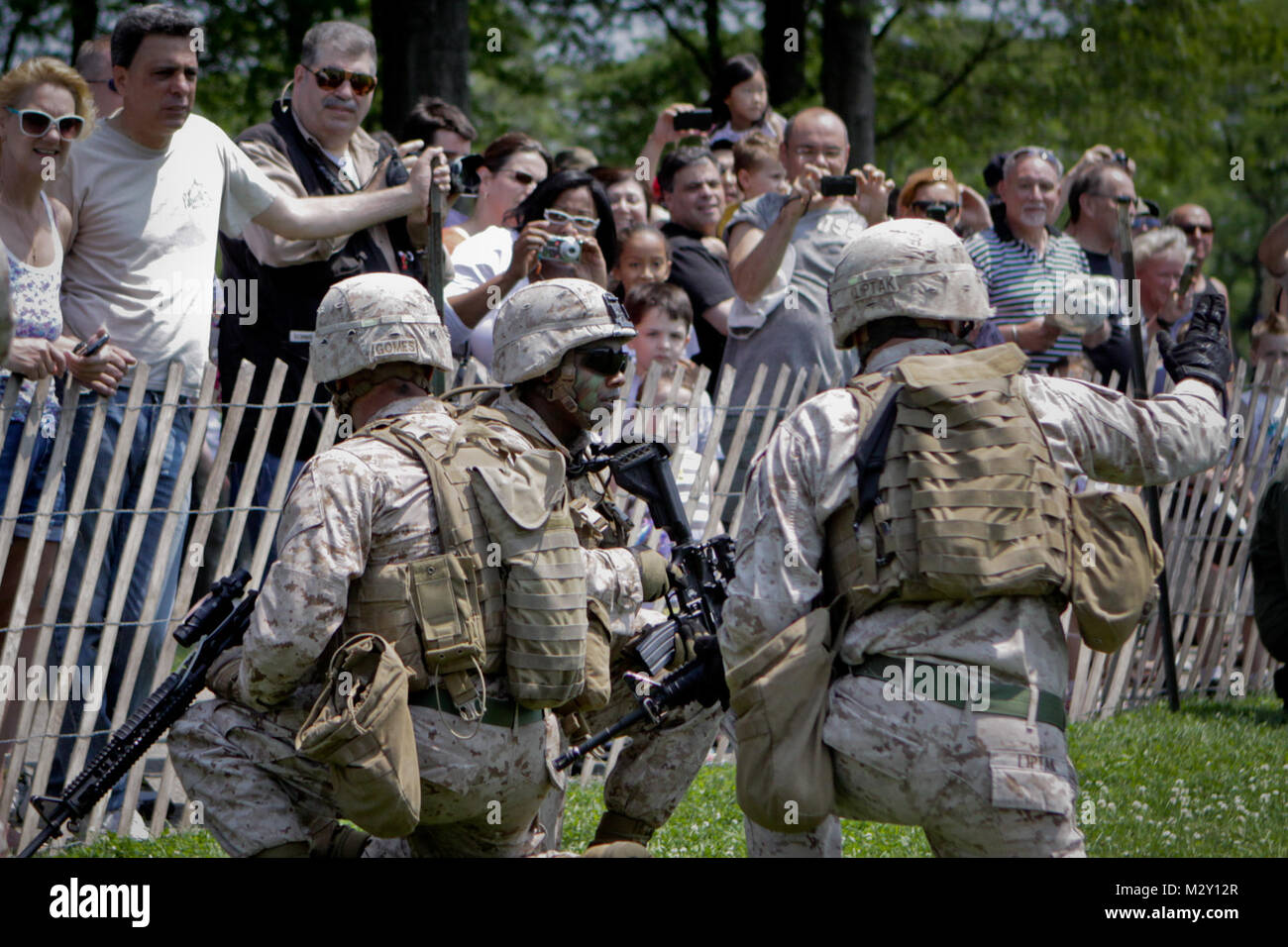 EAST PRAIRIE, N.Y. - La masse d'Air Maritime Task Force New York Marines terminer leur hélicoptère démonstration d'assaut à Eisenhower Park, le 26 mai. Le raid est une partie de plusieurs activités menées au cours de la Fleet Week à New York. La Fleet Week est l'occasion pour les Marines, les marins et les gardes côtes de montrer aux gens de New York qui le milieu marin, de la Marine et de la Garde côtière sont équipe, ce qu'ils font, et comment ils sont engagés à servir le pays. Vingt-et-un aux États-Unis et les navires de la coalition et plus de 6 000 soldats participeront à la 25e anniversaire de la Fleet Week New York, une célébration de l'Bicen Banque D'Images