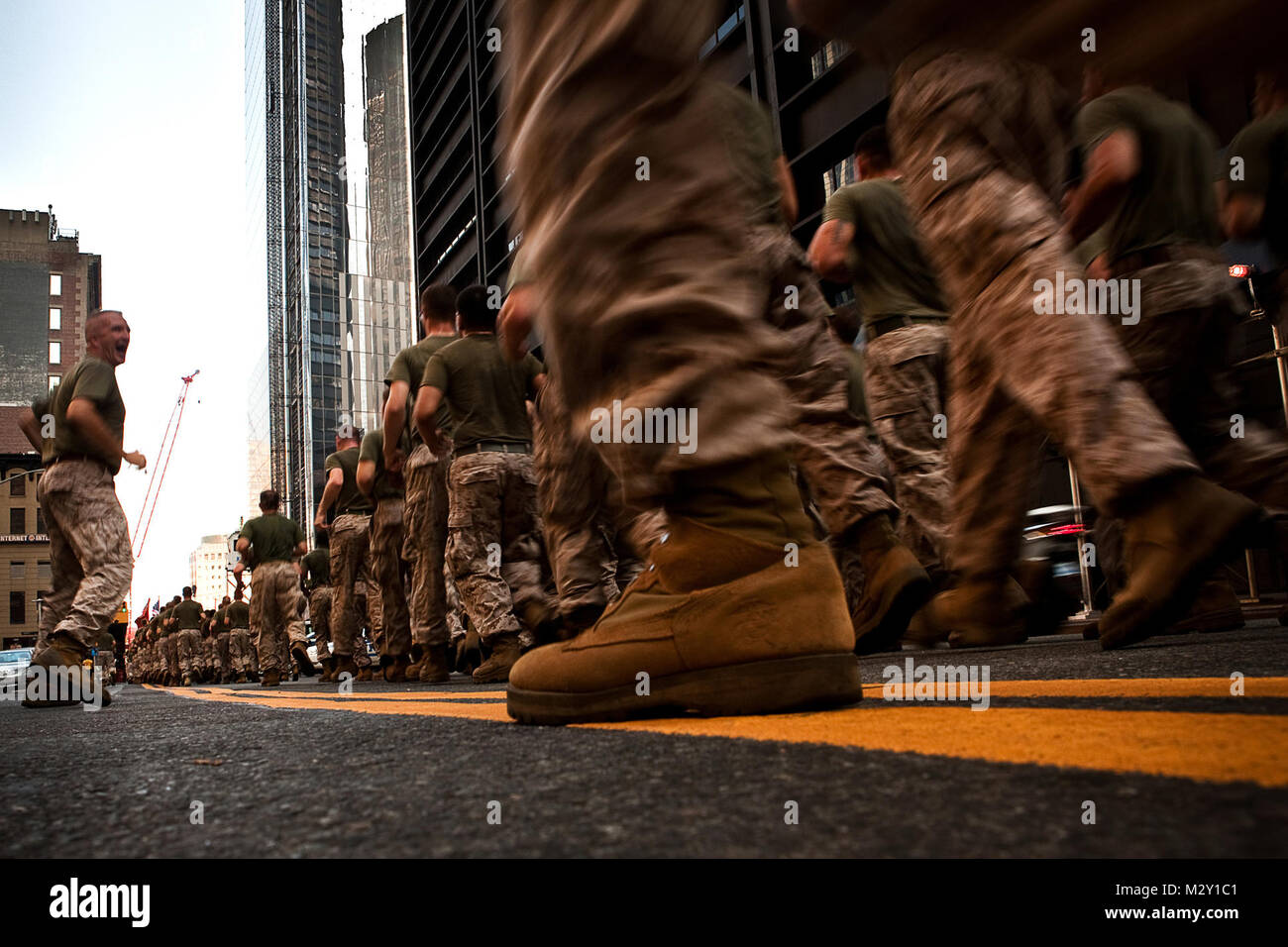 Marines de la masse d'air maritime spécial Task Force New York courir à travers les rues vers le 9/11 Memorial, le 29 mai. L'exécution de la motivation est l'événement culminant pour les Marines lors de la Fleet Week à New York. La Semaine de la flotte a été New York, la célébration de la mer services depuis 1984. C'est une occasion unique pour les citoyens de New York et la région des trois états pour répondre marins, marines et gardes côte, ainsi que de voir de mes propres yeux, les dernières capacités des services maritimes d'aujourd'hui. En terrain sacré par NYCMarines Banque D'Images
