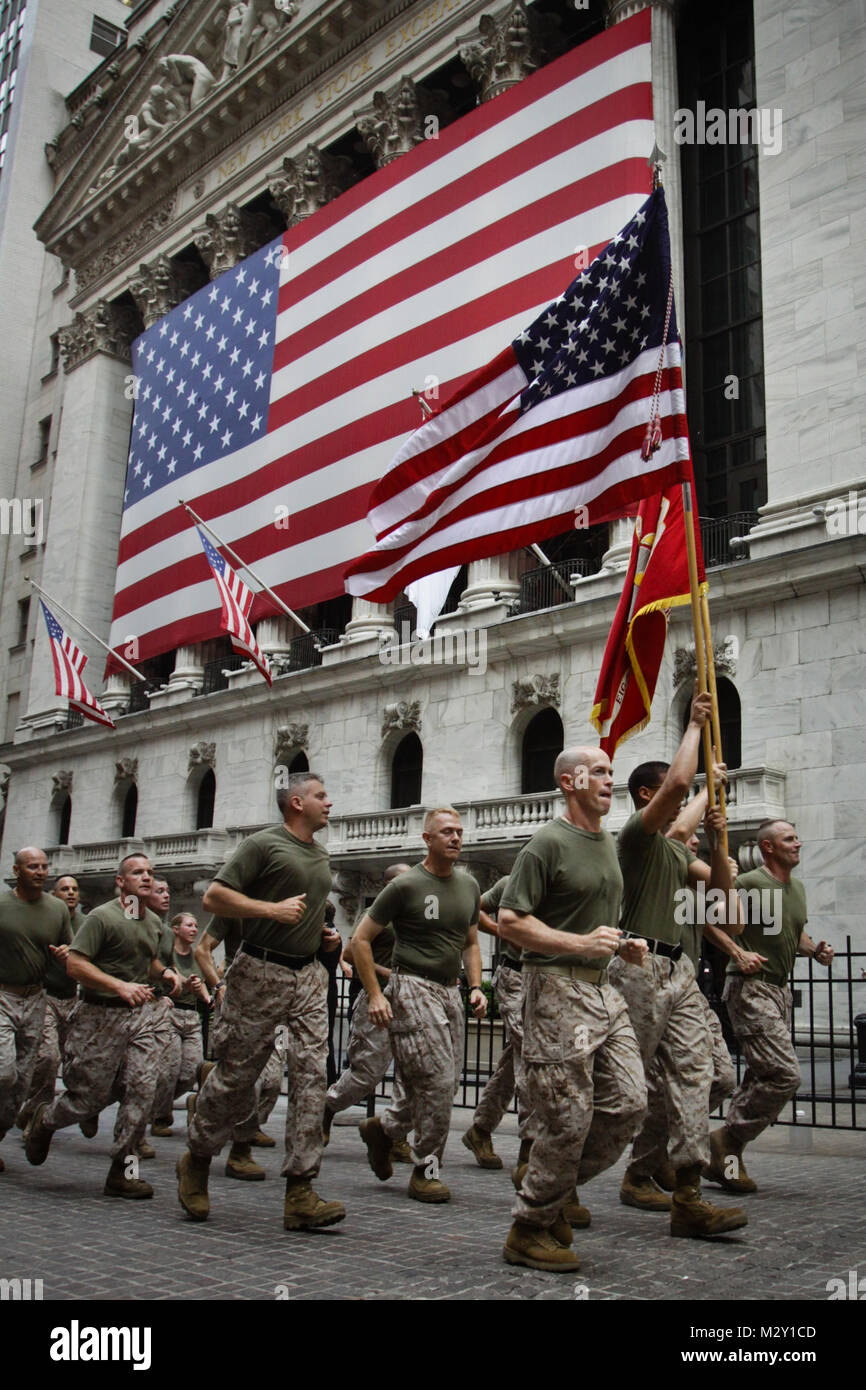 Marines de la masse d'air maritime spécial New York, le Groupe de travail terminera la Fleet Week New York 2012 avec un run de motivation à travers la ville en passant la Bourse de New York, en hommage à toutes les personnes qui ont perdu la vie le 11 septembre pour les Marines' semaine de célébration des FWNY 2012, 29 mai. La Fleet Week est l'occasion pour les Marines, les marins et les gardes côtes de montrer aux gens de New York qui le milieu marin, de la Marine et de la Garde côtière sont équipe, ce qu'ils font, et comment ils sont engagés à servir le pays. Vingt-et-un aux États-Unis et les navires de la coalition et plus de 6 000 soldats participent à la 25e annivers Banque D'Images