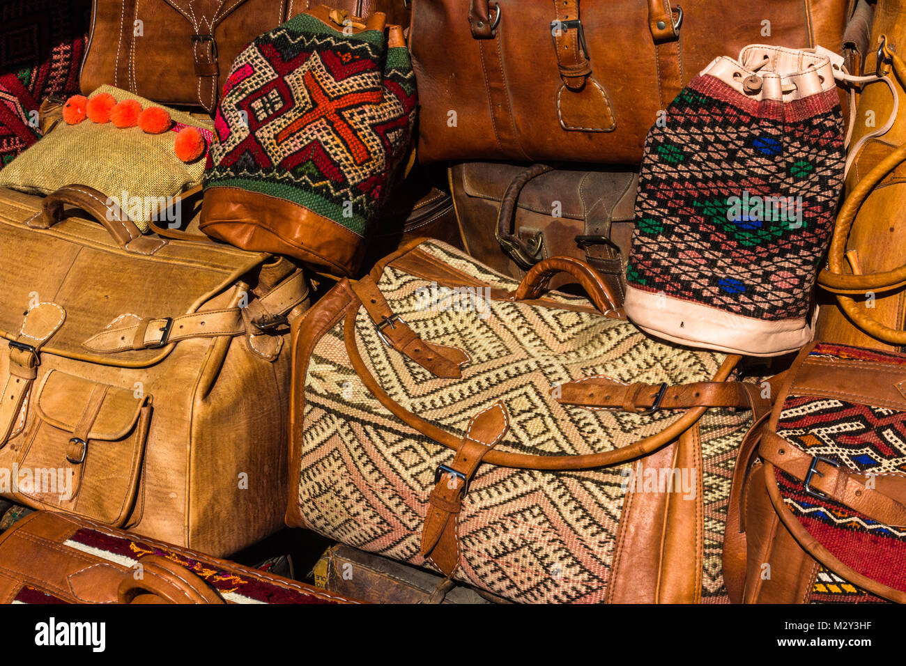 Close up des savoirs traditionnels, des sacs en cuir à vendre dans les souks  de Marrakech, Maroc Photo Stock - Alamy