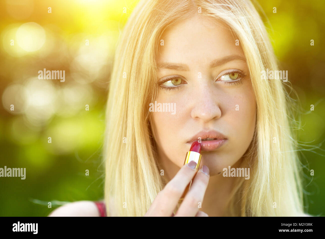 Très Belle Jeune Femme Blonde Corrige Lapplication De Rouge