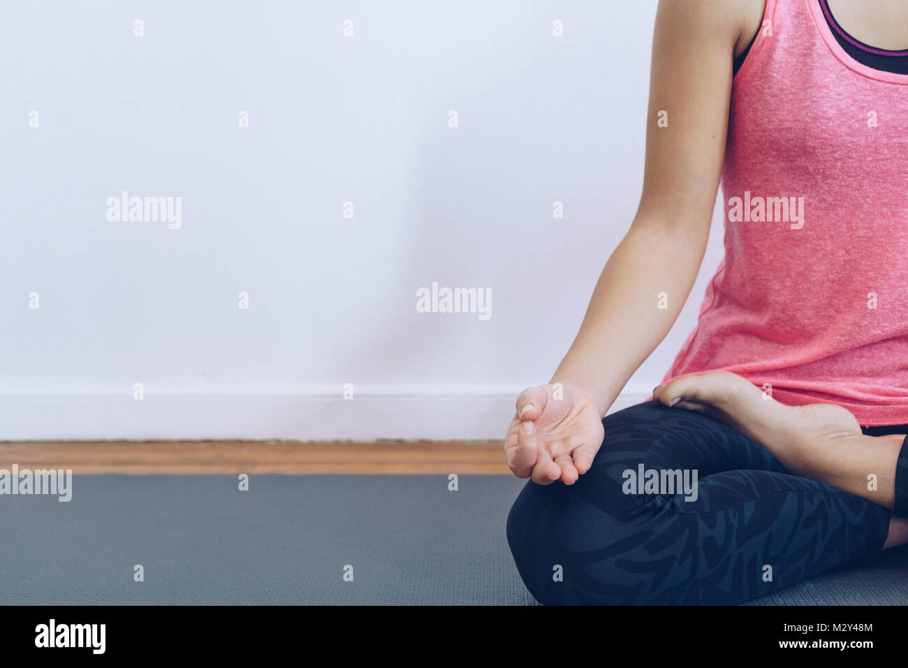 Woman doing yoga le matin à son domicile. Banque D'Images