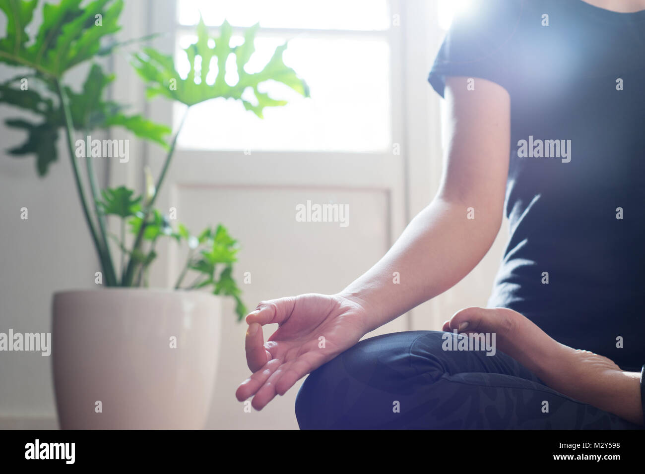 Woman doing yoga le matin à son domicile. Banque D'Images