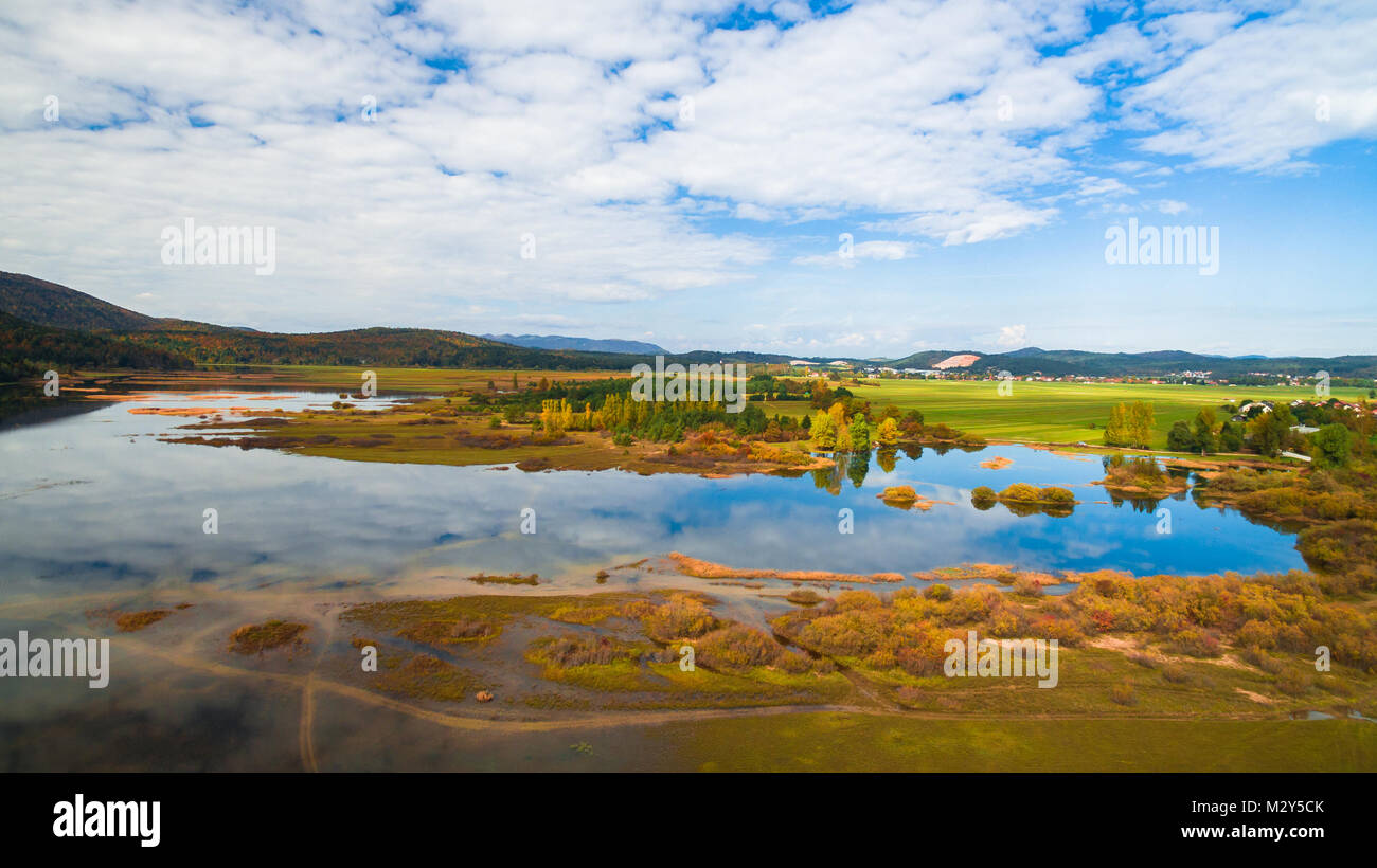 Drone aérien de couleurs d'automne vue incroyable sur le lac. Cerknisko lake, Slovénie Banque D'Images