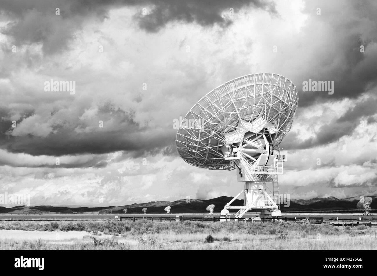 Photographie noir et blanc d'une Very Large Array (VLA) Radio Telescope situé au National Radio Astronomy Observatory Site dans Socorro, Nouveau Mexique. Banque D'Images