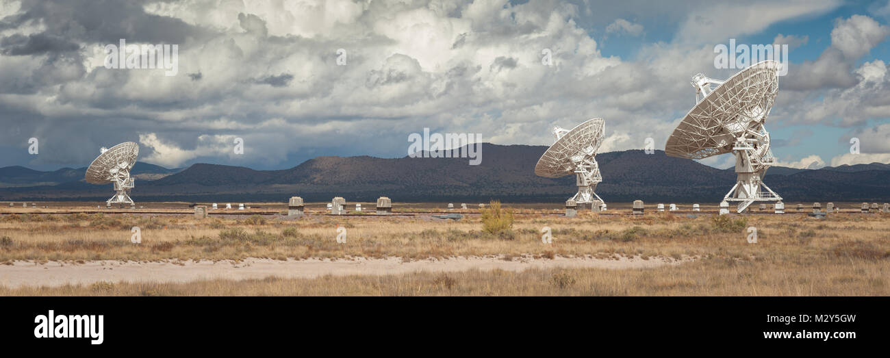 Very Large Array (VLA) radio télescopes avec au premier plan les antilopes pronghorn situé au site NRAO à Socorro, Nouveau Mexique. Banque D'Images