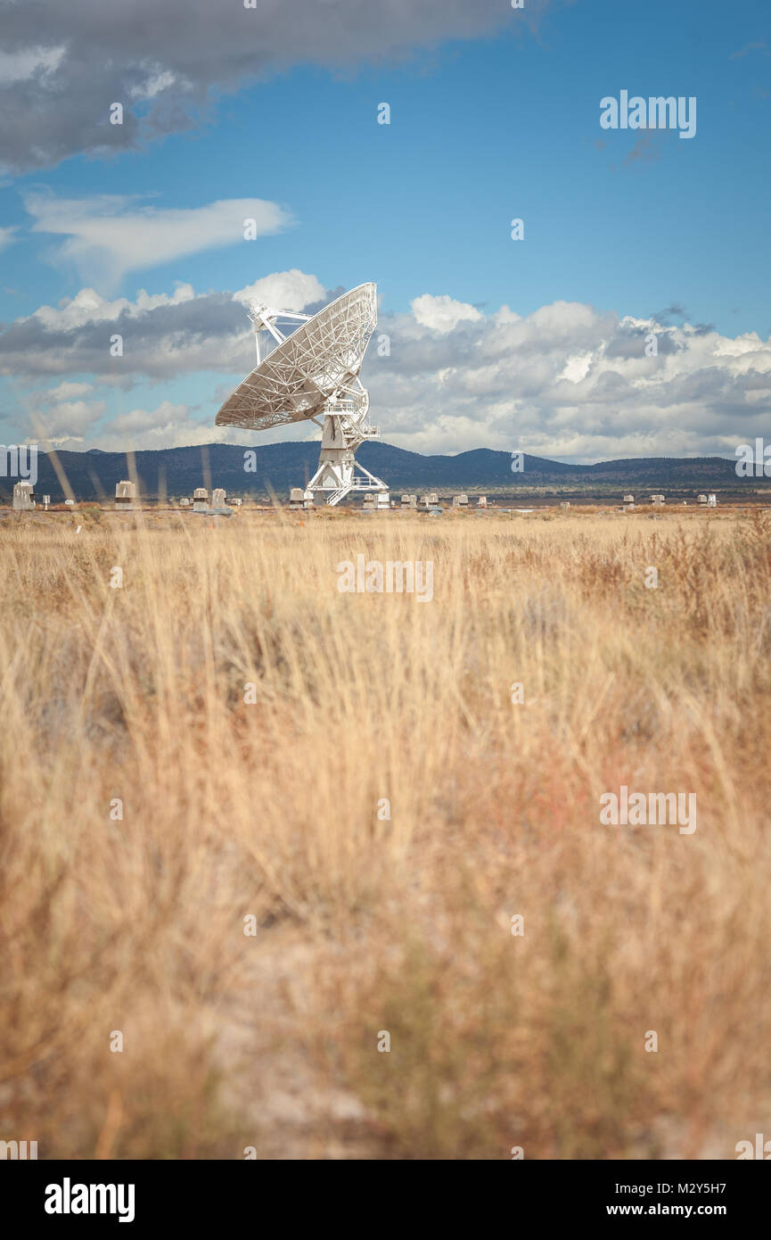 Very Large Array (VLA) radio télescopes avec la nature au premier plan situé au National Radio Astronomy Observatory Site dans Socorro, Nouveau Mexique. Banque D'Images