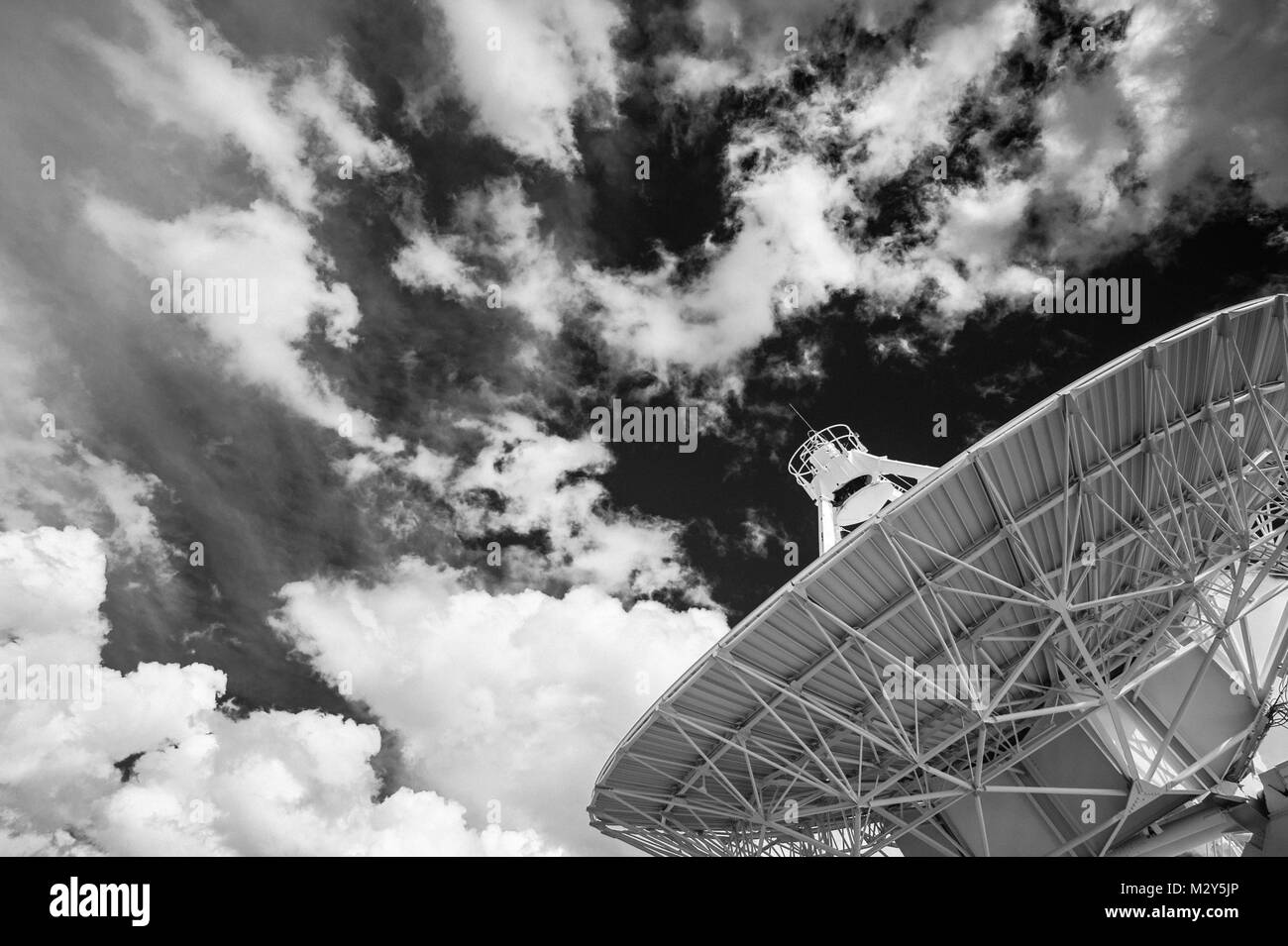 Photographie noir et blanc d'une Very Large Array (VLA) Radio Telescope situé au National Radio Astronomy Observatory Site dans Socorro, Nouveau Mexique. Banque D'Images