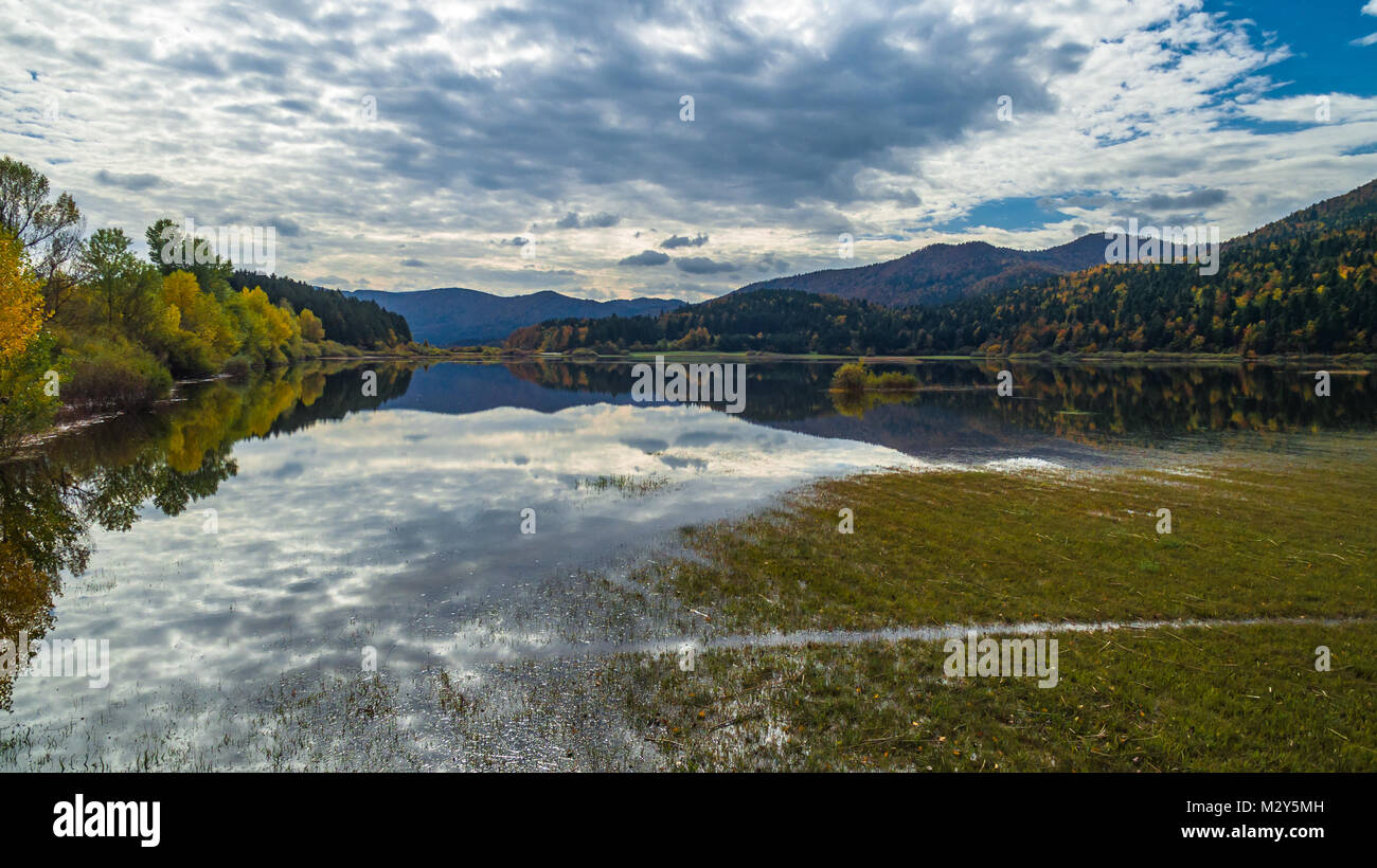 Drone aérien de couleurs d'automne vue incroyable sur le lac. Cerknisko lake, Slovénie Banque D'Images