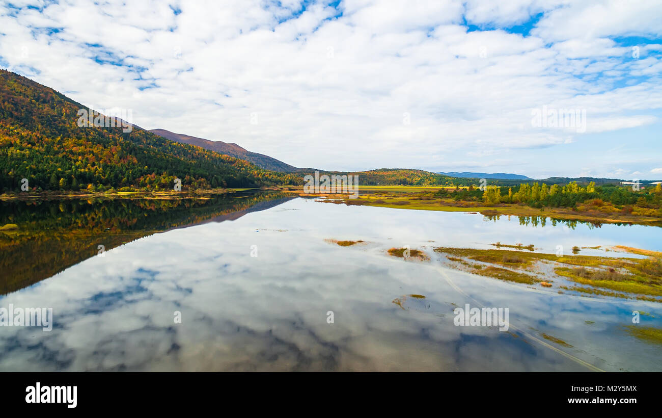 Drone aérien de couleurs d'automne vue incroyable sur le lac. Cerknisko lake, Slovénie Banque D'Images