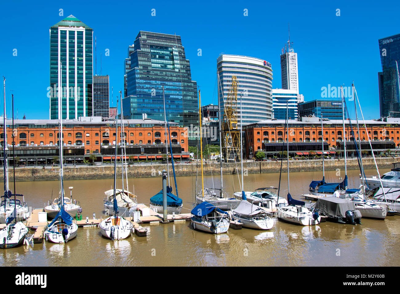 Gratte-ciel dans le quartier de Puerto Madero à Buenos Aires Banque D'Images