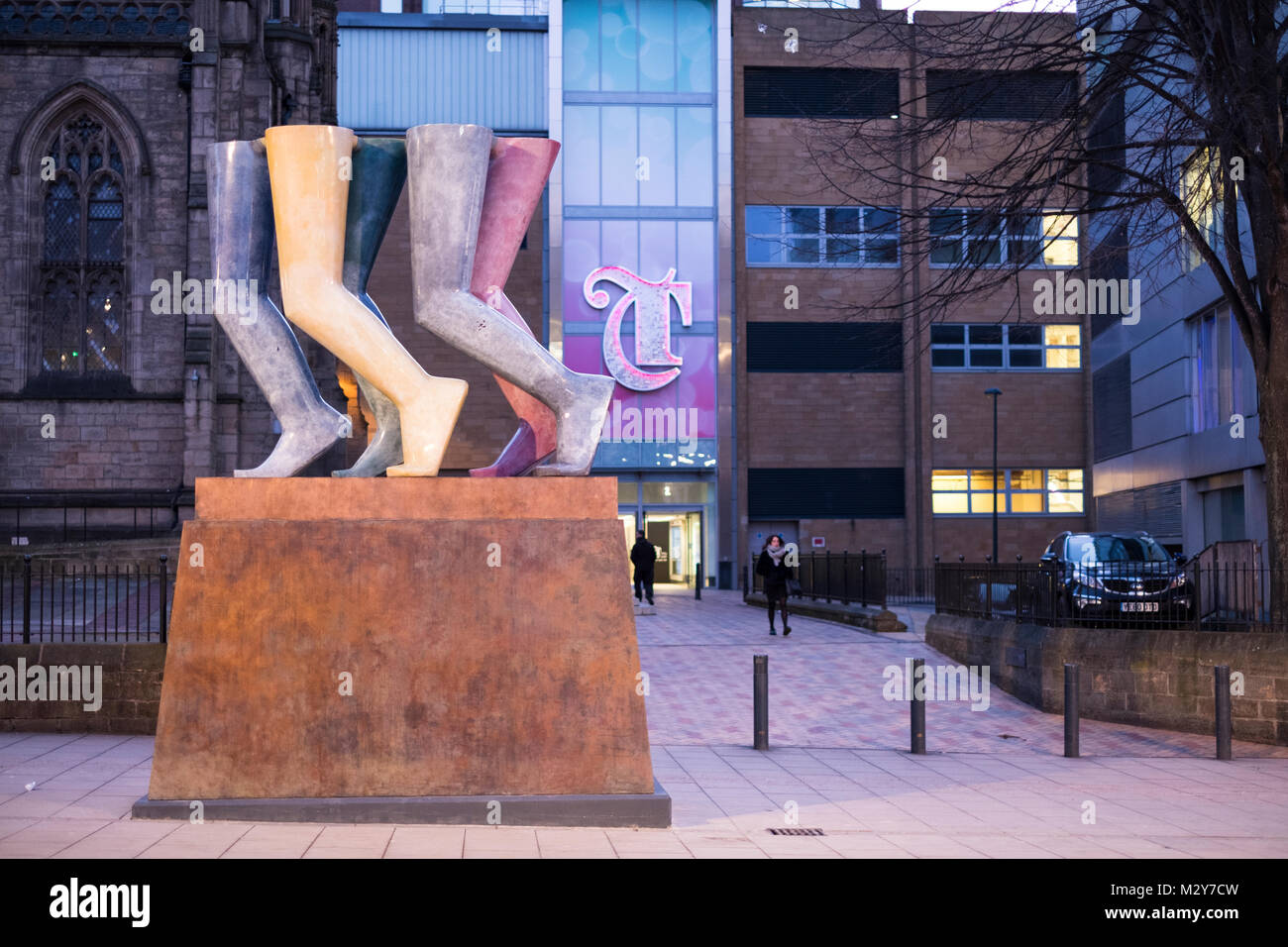 L'artiste Kenneth Armitage's 'Jambes Walking' sculpture est retourné à Londres et est maintenant exposée à l'extérieur de la chapelle de Mill Hill. Banque D'Images