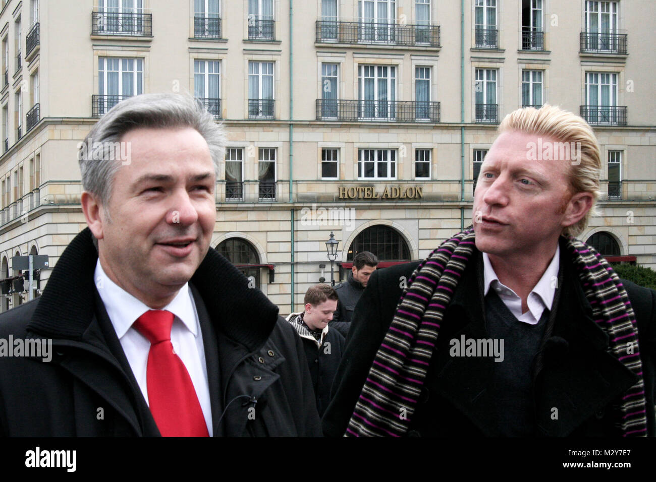 Boris Becker mit dem Regierenden Bürgermeister von Berlin, Klaus Wowereit vor dem Hotel Adlon Banque D'Images