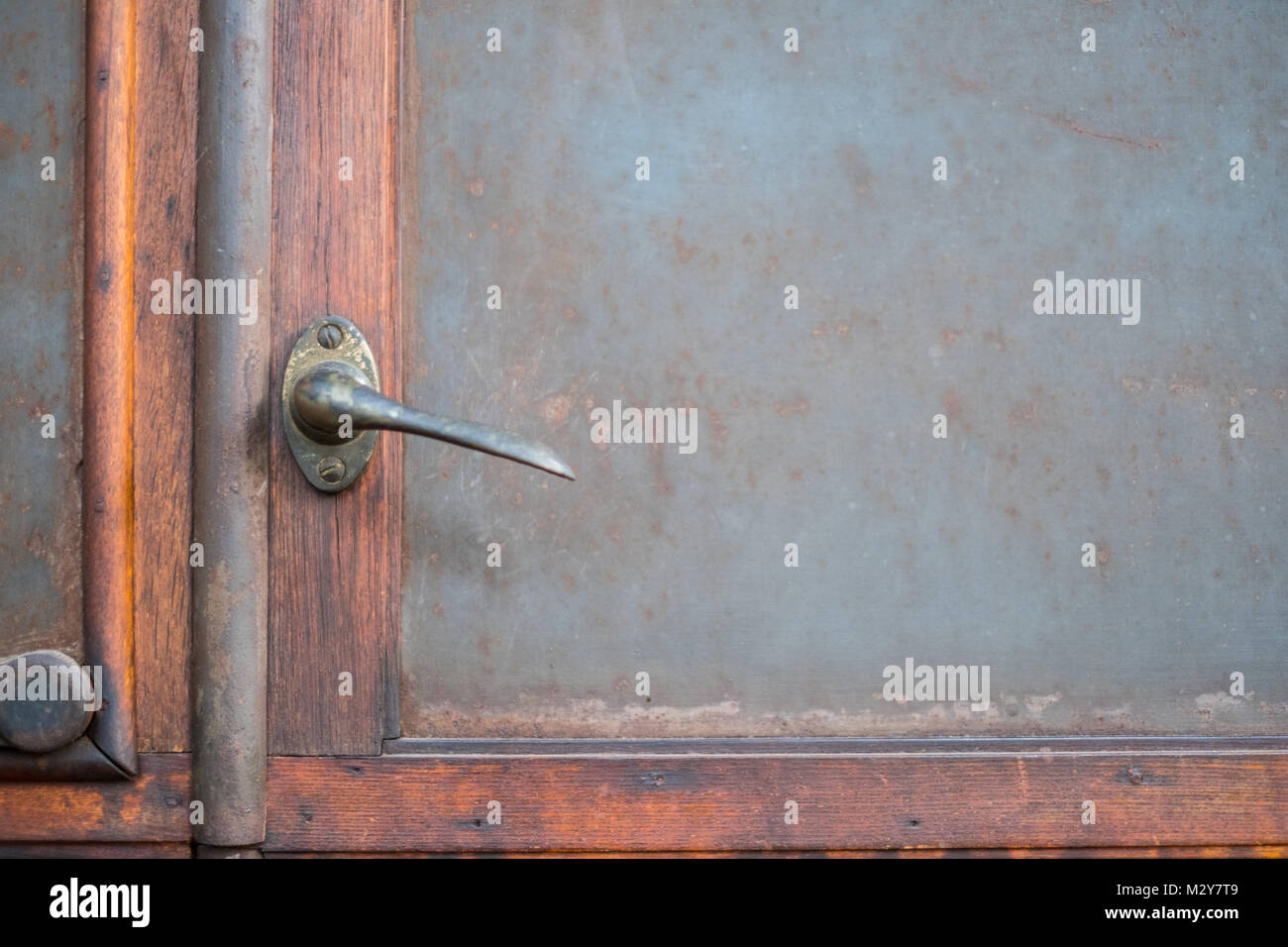 Poignée de porte en métal sur la vieille porte de cabine avec copie espace Banque D'Images