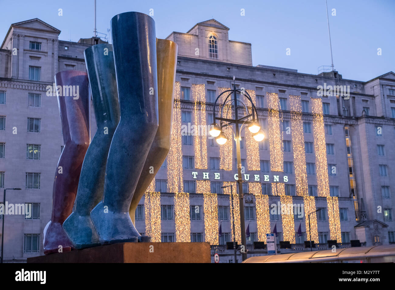 L'artiste Kenneth Armitage's 'Jambes Walking' sculpture est retourné à Londres et est maintenant exposée à l'extérieur de la chapelle de Mill Hill. Banque D'Images