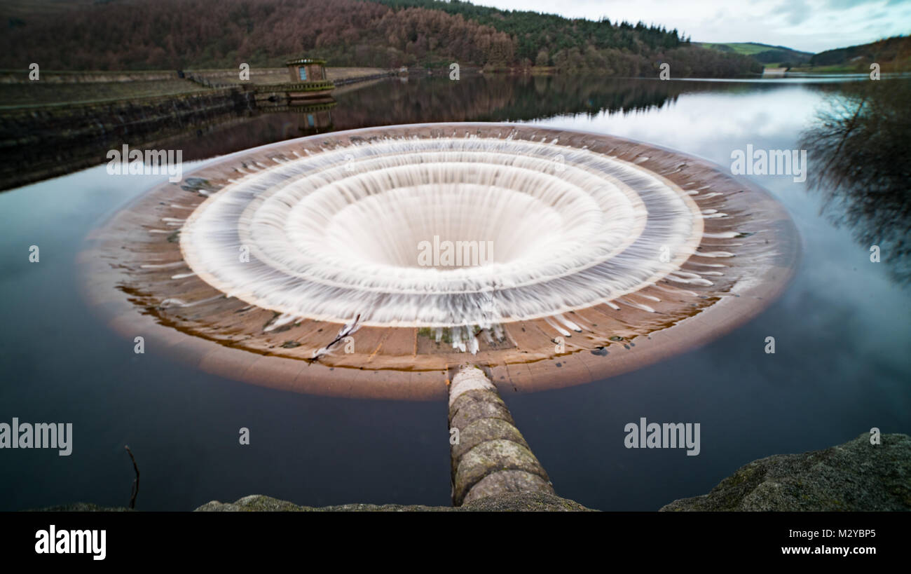 Le trou du bouchon de Ladybower déborder Banque D'Images